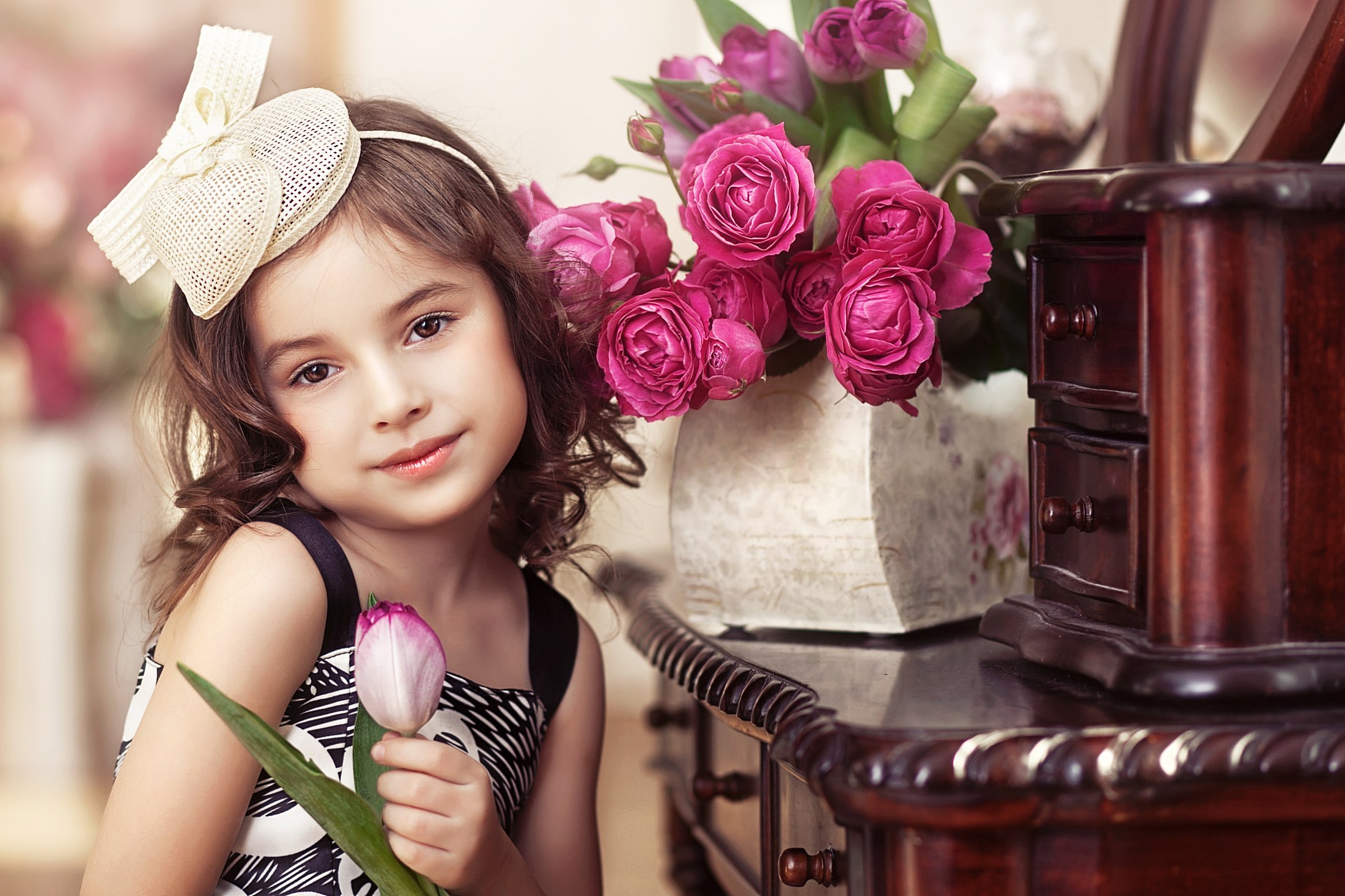 Картинки для девочек. Маленькая девочка с цветами. Красивые детки. Фотосессия. Профессиональная фотосъемка детей.