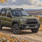 Художественная иллюстрация внедорожника Niva Travel на осенней загородной дороге