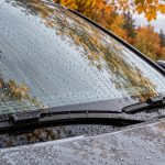 Щётки стеклоочистителя на лобовом стекле с осенними дождевыми каплями